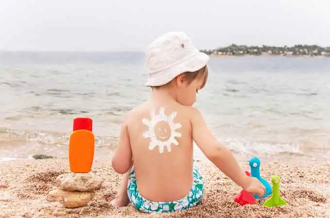 Dioxyde de titane et silice et triéthoxycaprylylsilane