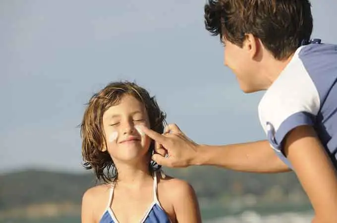 Dioxyde de titane et alumine et triéthoxycaprylylsilane